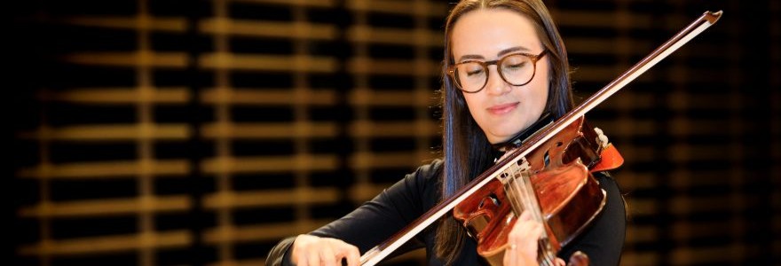 image of viola player