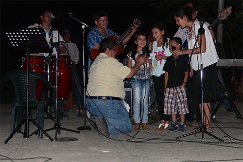  Ocádiz helps young people in a performance of a song written during the war.